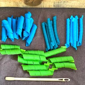 Heatless long hair curlers with hooking tool